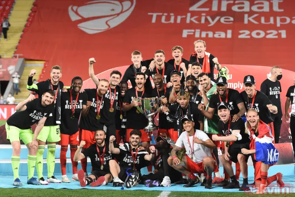 Ziraat Türkiye Kupası'nı kazanan Beşiktaş kupayı kaldırdı! İşte kutlamalardan kareler... - 35