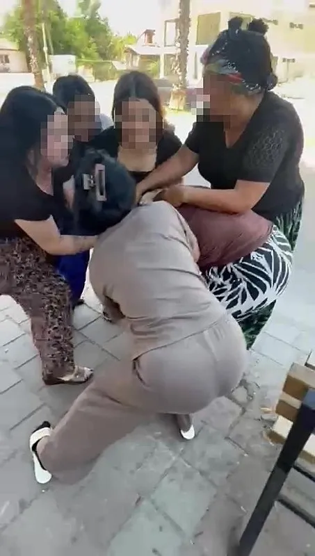 antalyada-sok-goruntuler-5-kadin-1-kadini-cocugunun-yaninda-dovdu-1781007935583.jpeg Antalya'da şok görüntüler: 5 kadın 1 kadını çocuğunun yanında dövdü-3
