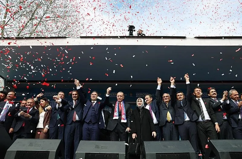 Başkan ve AK Parti Genel Başkanı Recep Tayyip Erdoğan, partisinin Tokat Hüseyin Akbaş Spor Salonu önünde düzenlediği mitinge katıldı. Cumhurbaşkanı Erdoğan, il ve ilçe belediye başkan adayları ile birlikte vatandaşları selamladı. 