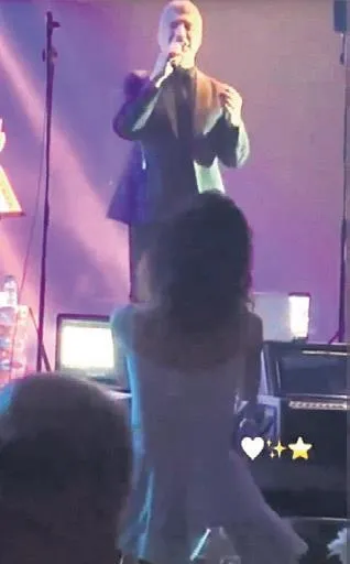 sahne-samarin-1641150627605.jpeg Aşka geldiler! Özcan Deniz İranlı sevgilisi Samar Dadgar'a bakarak şarkılarını seslendirdi.-2