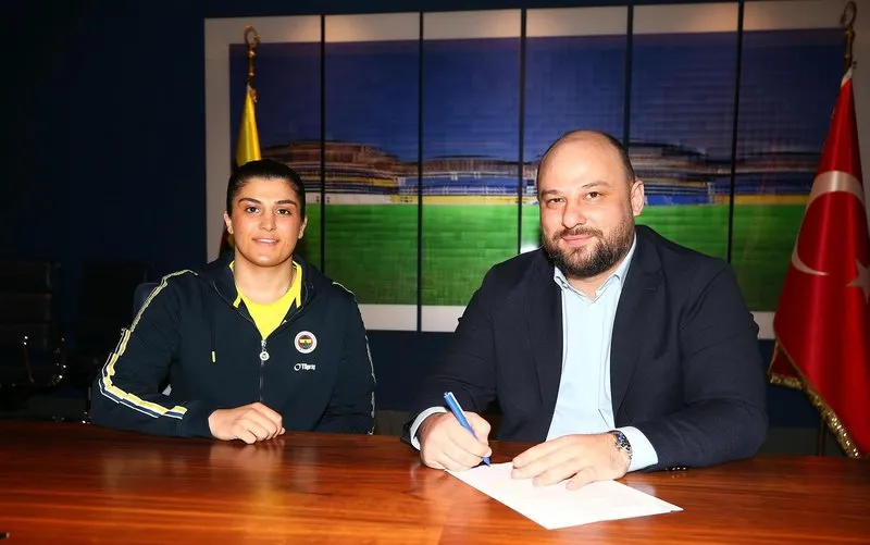 Busenaz, kendisini Fenerbahçe'ye bağlayan imzayı kulüp binasında attı
