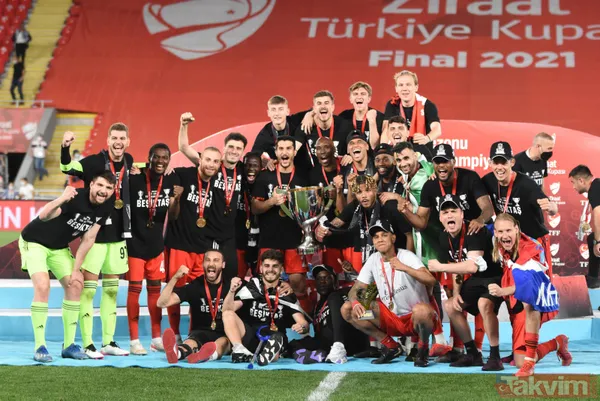 Ziraat Türkiye Kupası'nı kazanan Beşiktaş kupayı kaldırdı! İşte kutlamalardan kareler... - 34