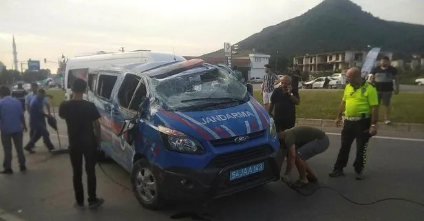 Jandarma aracıyla otomobil çarpıştı: 3 asker yaralı