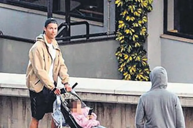 Takipçilerine 'evde kalın' çağrısı yapan Ronaldo sevgilisi ve çocuklarıyla gezerken görüntülendi