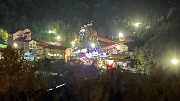 amasradaki-facia-sonrasi-devlet-tum-imkanlarini-seferber-etti-yarali-madenciler-ambulans-ucakla-istanbul-ve-an-1665787301533.jpeg Amasra'daki facia sonrası devlet tüm imkanlarını seferber etti! Yaralı madenciler ambulans uçakla İstanbul ve Ankara'ya sevk edildi-4