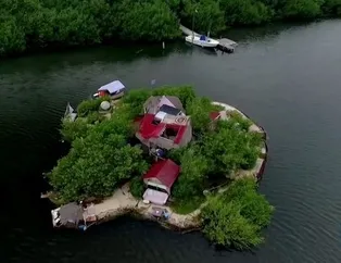 150 bin pet şişe ile yüzen ada yapan adam