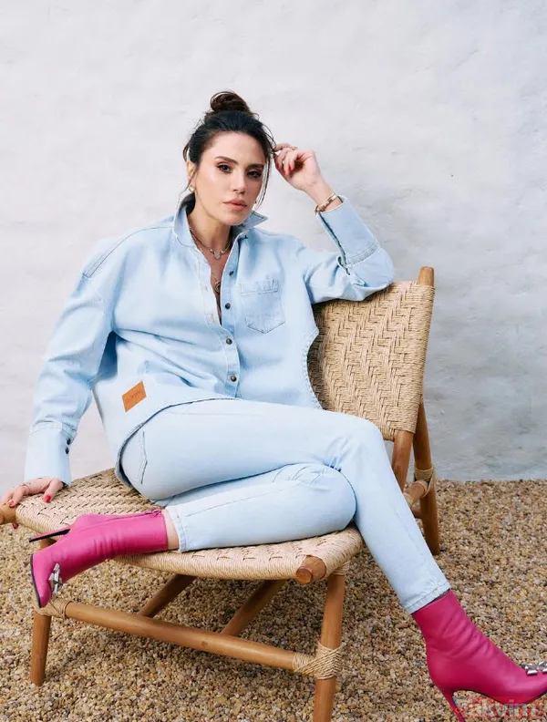 30 kilo veren Şükran Ovalı pembe mayosuyla plajda sere serpe! 38'lik Şükran eşi Caner Erkin ve kızı Mihran Ela ile paylaştı - 3