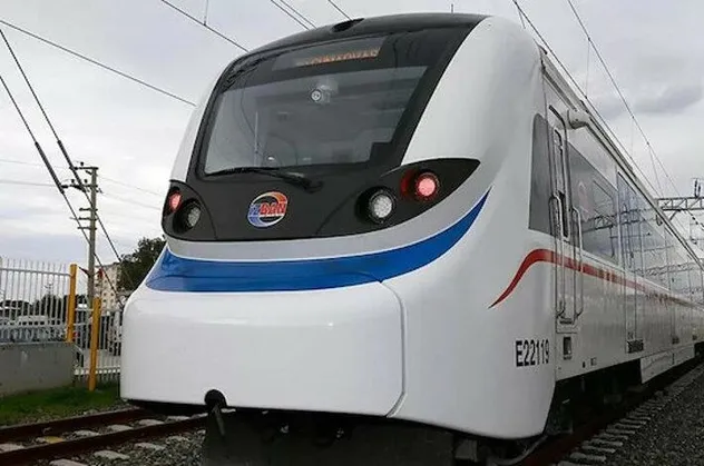 Son dakika: İzmir'de yük treni raydan çıktı! İZBAN seferlerinde aksama