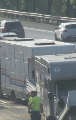 Son dakika: İstanbul'da film çekimine giden karavan zincirleme trafik kazasına neden oldu