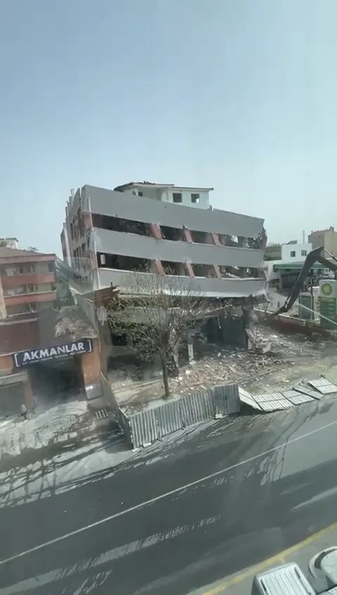esenlerde-kontrollu-yikim-esnasinda-bina-coktu-o-anlar-kamerada-1711977075356.jpg Esenler'de kontrollü yıkım esnasında 4 katlı bina çöktü! Korku dolu anlar kamerada!-9
