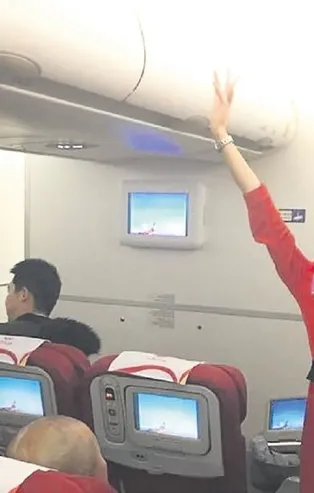 Göbek 'hava'sı! Çinli hostesler şaşırttı