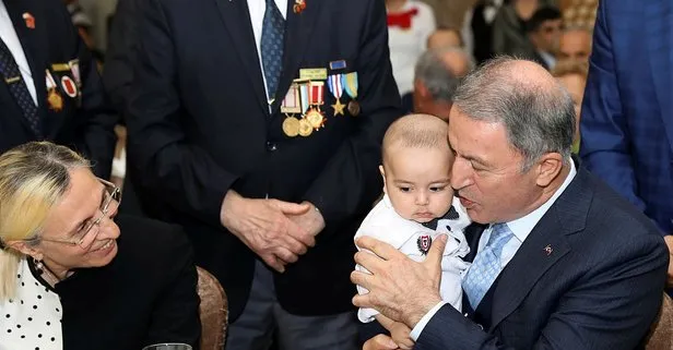 Bakan Akar ve komutanlar gazilerle iftarda buluştu