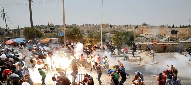 İsrail polisi cumadan çıkanlara saldırdı!
