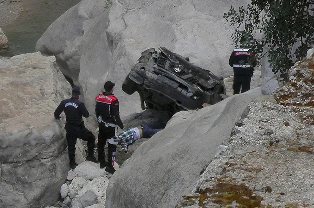 Eşini o halde görünce kimse sakinleştiremedi! Antalya'da korkunç kaza! 15 metreden aşağı uçtu