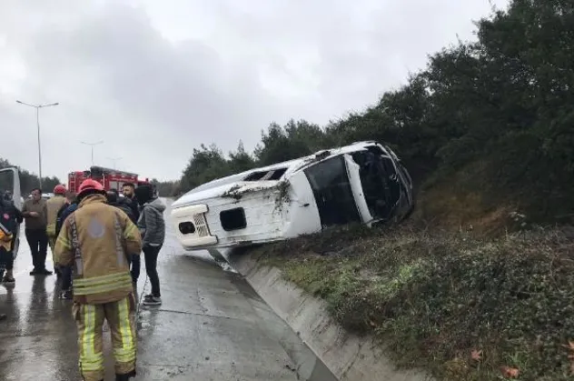 Eyüpsultan'da minibüs devrildi: 2'si ağır 10 yaralı!