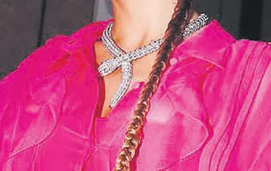 odul-toreninde-serenay-sarikaya-ve-hande-ercel-siklik-yarisina-girdi-gulsen-ise-tuhaf-makyajiyla-sosyal-medyad-1654023492814.jpg Ödül töreninde Serenay Sarıkaya ve Hande Erçel adeta şıklık yarışına girdi! Geceye ise 5.5 milyonluk takılar damga vurdu-11