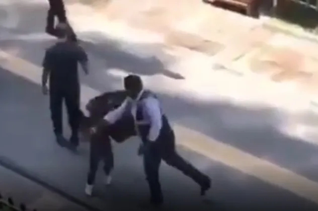 Diyarbakır'da zabıta kağıt toplayan çocuğu tokatladı! Sosya medya ayağa kalktı!