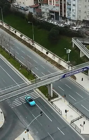 İstanbul'da yaya geçidinde tepki çeken görüntü! "Çok şaşırdık"