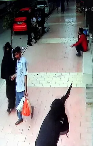 Elazığ’da pompalı saldırı anı kamerada