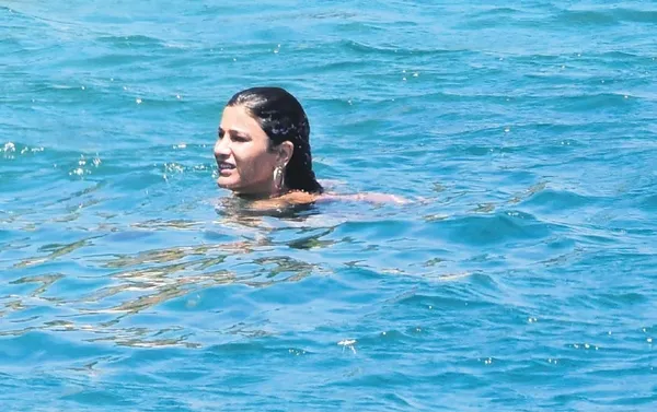 Ünlüler Bodrum'da romantizme doydu: Tarık Emir Tekin ve Fransız sevgilisi Sofia her saniye sarmaş dolaştı-9