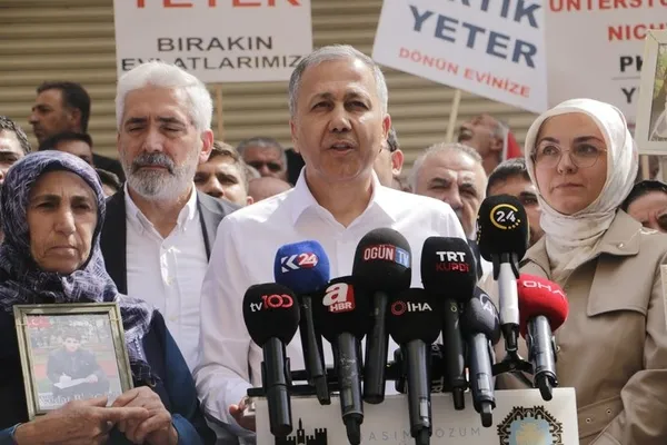 icisleri-bakani-ali-yerlikaya-acikladi-artik-bozguncu-kardeslik-dusmani-olan-terorun-etkisi-sifirlandi-1687873891830.jpg İçişleri Bakanı Ali Yerlikaya açıkladı: Artık bozguncu kardeşlik düşmanı olan terörün etkisi sıfırlandı-8