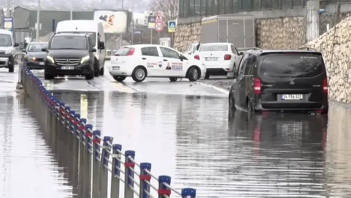 kucukcekmecede-iett-otobusunu-su-basti-yolcular-ayakta-durmakta-zorlandi-1702738443553.jpeg İstanbul'u sağanak yağış vurdu! Araçlar yollarda mahsur kaldı | İETT otobüsünü su bastı: Yolcular ayakta durmakta zorlandı-4