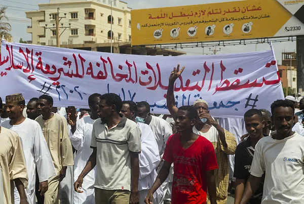 sudanda-halk-dini-reformlari-protesto-etti-allahin-dini-ve-islamin-hukumleri-kirmizi-cizgimizdir-1595002701697.jpg