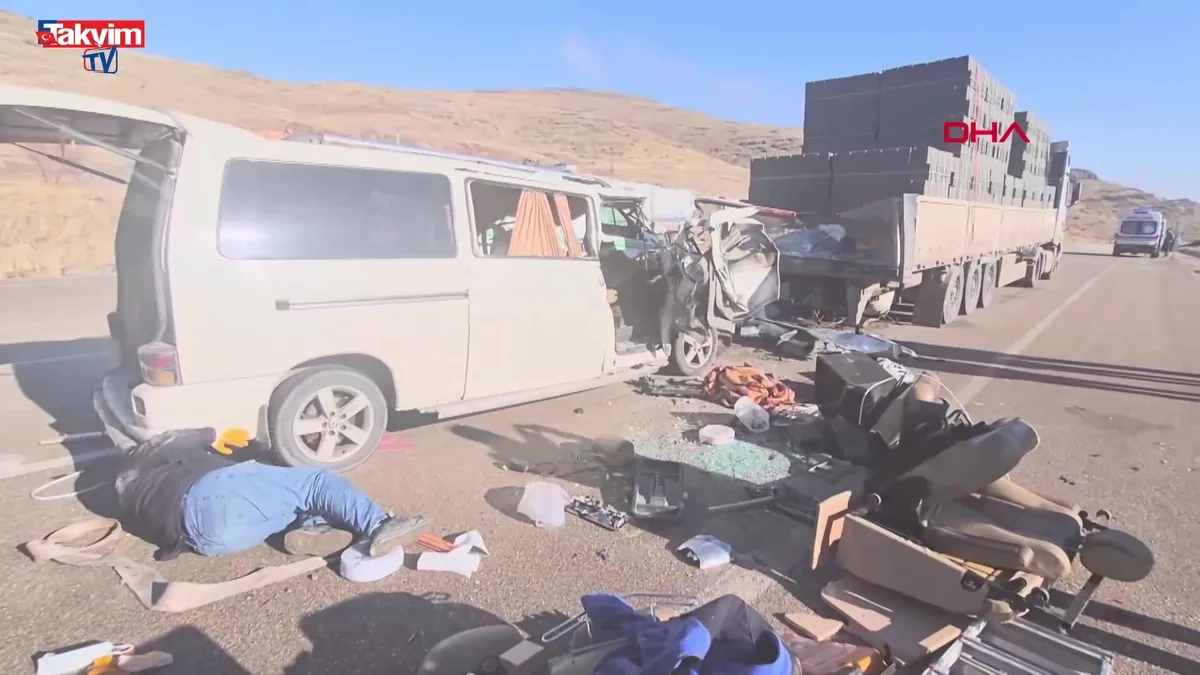 Malatya'da hafif ticari araç TIR’a arkadan çarptı: 3 ölü!