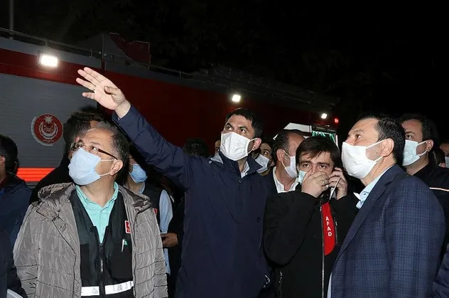 Çevre ve Şehircilik Bakanı Murat Kurum, İzmir'de enkazlarda yürütülen çalışmaları inceledi