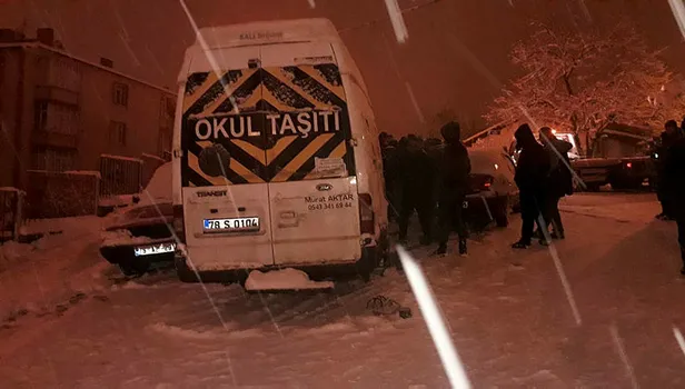 Buz pistine dönen yolda kazalar üst üste geldi