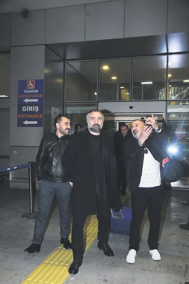 Oyuncu Demet Akbağ'ın eşi Zafer Çika'nın cenaze törenine katılmayan Arda Turan açıklama yaptı-2