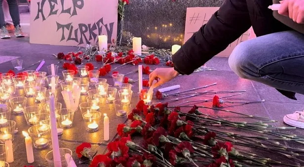 Times Meydanı'ndaki ilan panolarında "asrın felaketi" paylaşımı: "Kahramanlar doğar"-4