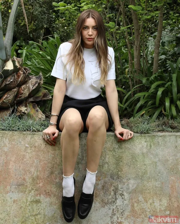 Yeni kareler ortaya çıktı! Sinem Kobal ailesinin en mutlu gününden paylaştı: Kardeşiyle benzerliği dikkat çekti - 3