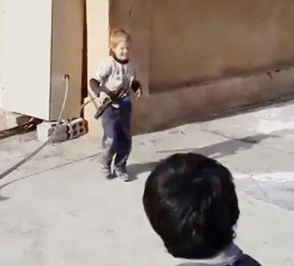 IŞİD çocuklara savaş eğitimi veriyor