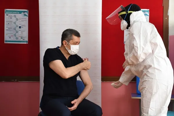 son-dakika-ogretmenlere-asi-basladi-milli-egitim-bakani-ziya-selcuk-da-asi-oldu-1614152521962.jpg SON DAKİKA: Öğretmenlere aşı başladı! Milli Eğitim Bakanı Ziya Selçuk da aşı oldu-7