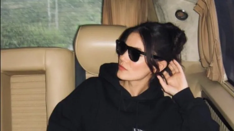 Pınar Deniz leopar desenli eteğiyle verdiği pozlarıylar gündem oldu!