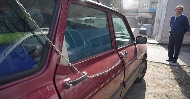 Samsun’da hırsızlardan bıkan esnaf otomobilini zincire vurdu