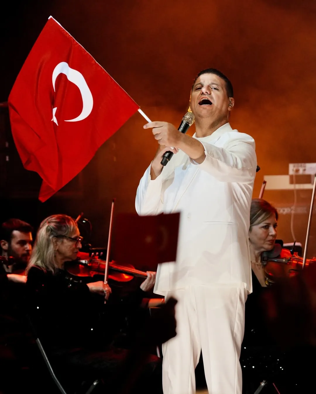 1779269148762.jpg Görünce tanımakta zorlanacaksınız! Harbiye konserinde baştan aşağı yenilenen Kubat'ın 20 kilo verdiren gizli formülü!-5