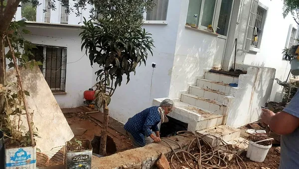 chpnin-kalesi-bodrumda-isale-hattinda-patlama-evini-su-basan-tesisatciyi-komsulari-kurtarmis-1602086148889.jpg CHP'nin kalesi Bodrum'da isale hattında patlama: Evini su basan tesisatçıyı komşuları kurtardı, halk feveran etti-7