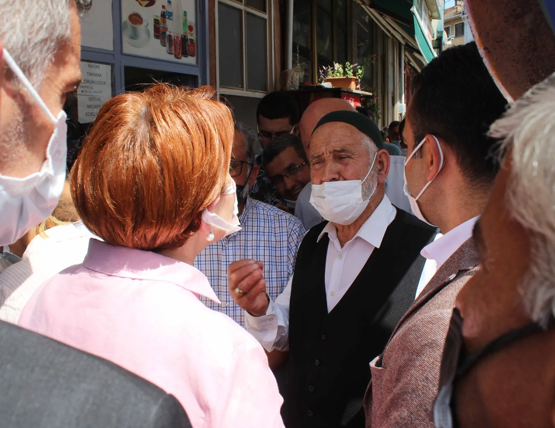 Akşener vatandaşı azarladı!