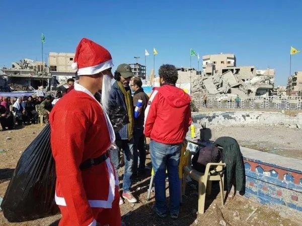 PKK'lı teröristler Rakka'da Noel'i kutladı-2