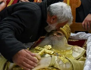 Koronadan ölen başpiskoposun cansız bedenini öptüler