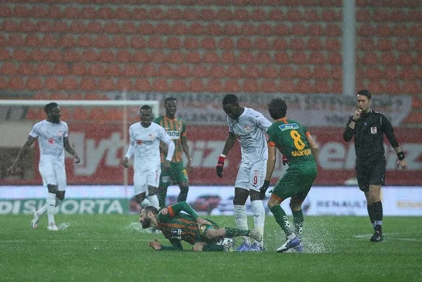 Son dakika: Aytemiz Alanyaspor-Demir Grup Sivasspor maçı sağanak yağmur nedeniyle ertelendi-2