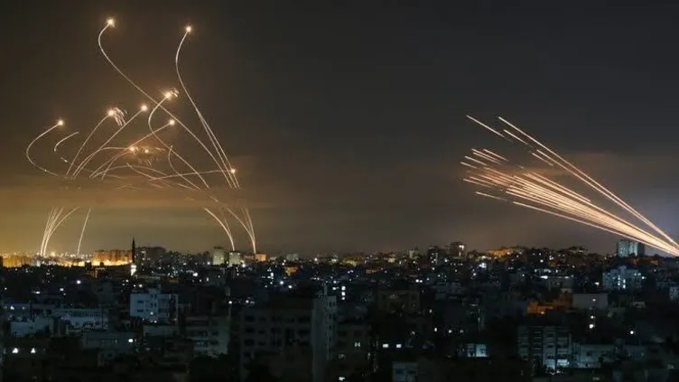 Hamas'ın roket saldırısına İsrail'in hava savunması karşılık veriyor!