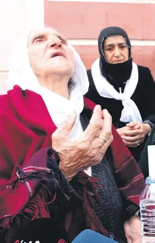 Diyarbakır'daki evlat nöbetine katılan 83 yaşındaki Hurinaz ana HDP'lilere hesap sordu: Oğlum nerede!