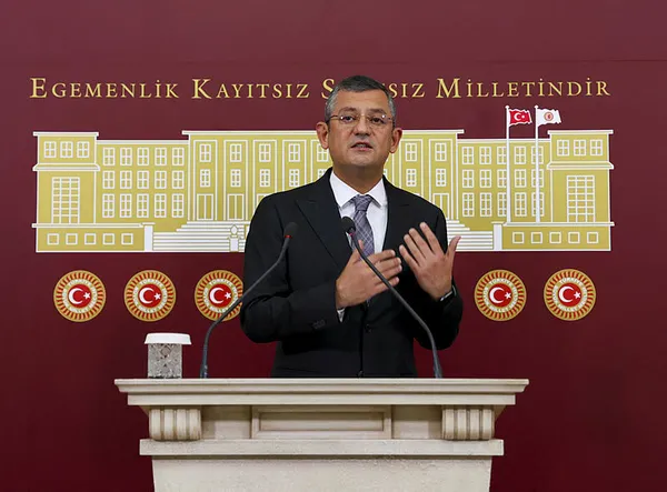 MHP’li Erkan Akçay’dan CHP’li Özgür Özel’e sert tepki: PKK’nın taleplerini kanun teklifi diye Meclis’e sunuyor