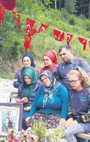 Eren Bülbül mezarı başında dualarla anıldı