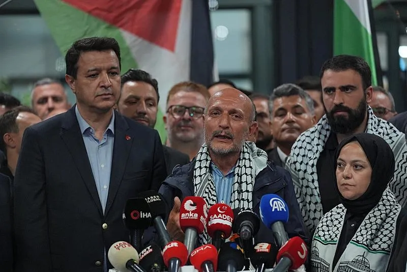 Milletvekili Atmaca, burada gazetecilere açıklamalarda bulundu. (AA)