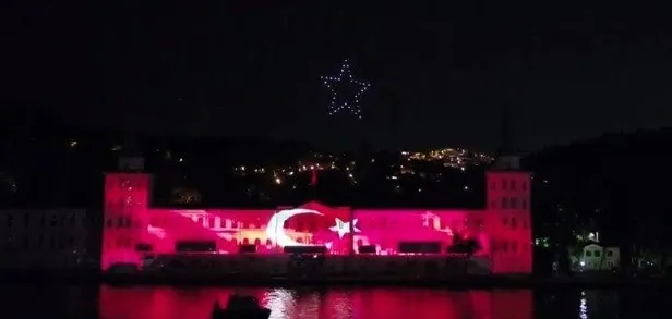 Son dakika: Kuleli ve İstanbul Boğazı'nda 15 Temmuz üç boyutlu ışık gösterisi-1