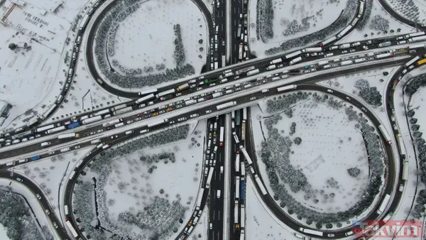 TEM Otoyolu Gebze mevkiinde kar nedeniyle kilometrelerce araç kuyruğu oluştu! Sürücüler zor anlar yaşadı - 1